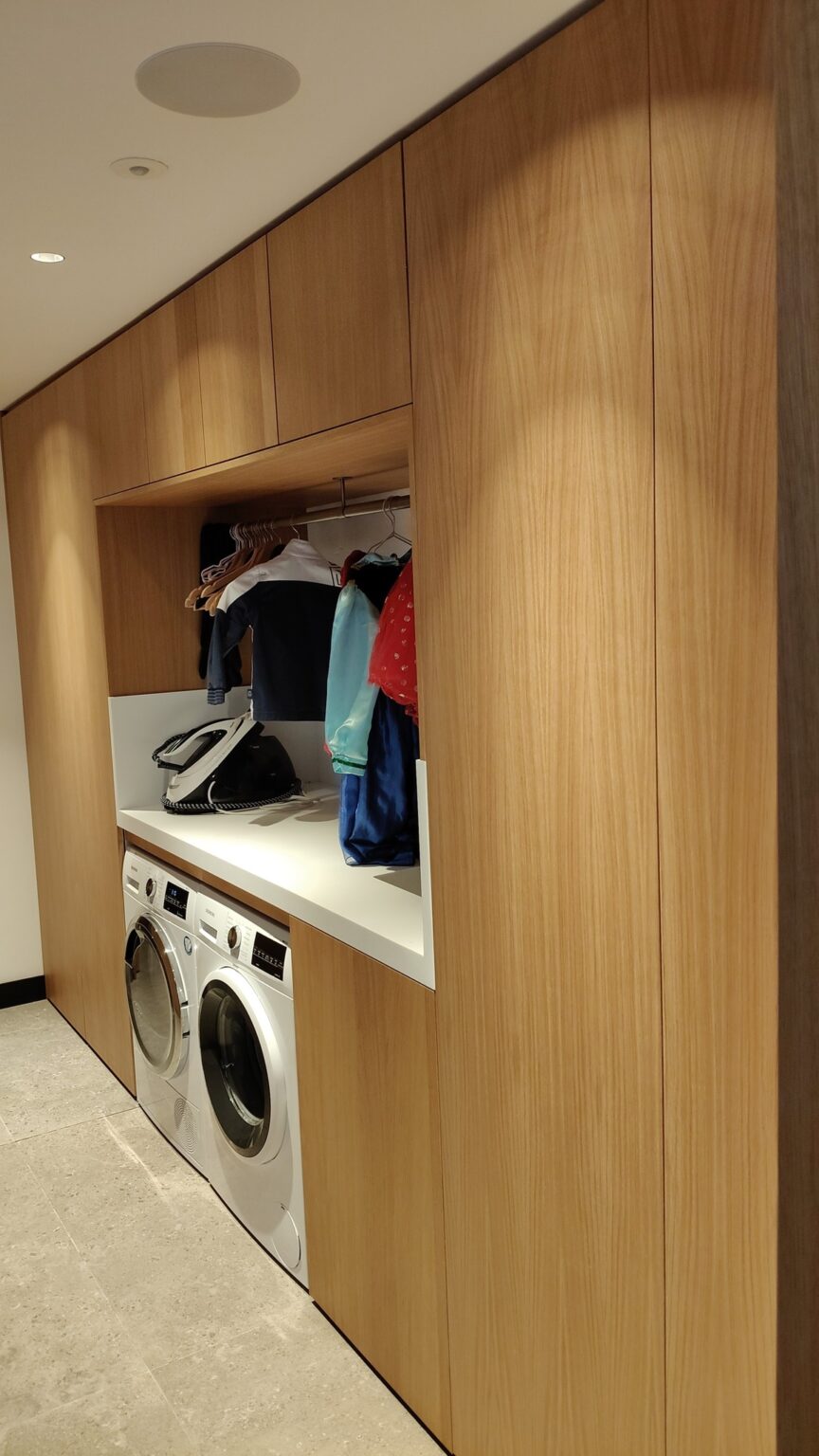 Diseño de vestidores y soluciones de almacenamiento en madera